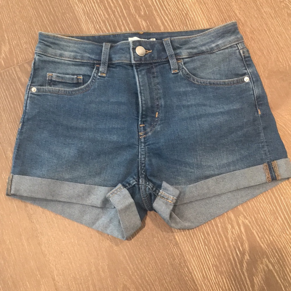 By HM-NEW cute denim cuffed shorts. 5 pockets.